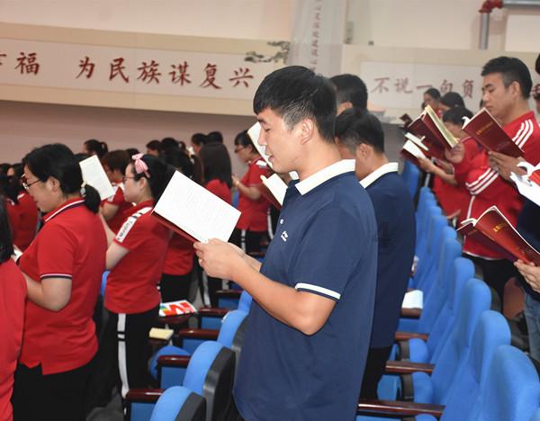 省十四届人大常委会举行第八次会议 为即将召开的省人代会作准备 易炼红出席