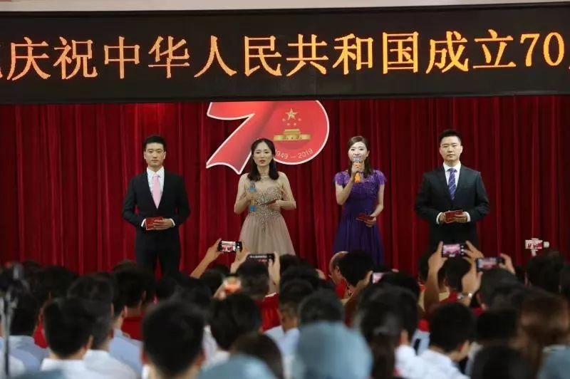 又被张雨绮惊艳到!拍写真从来没输过,穿羽毛裙差点“撑爆了”